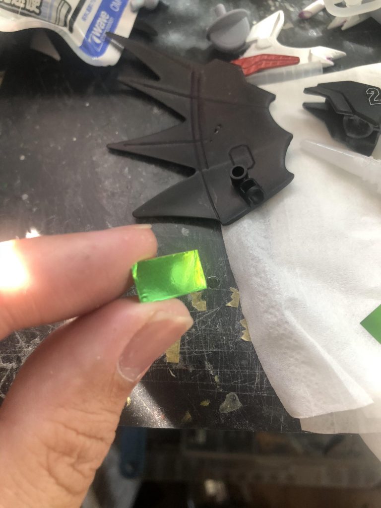 目は0.2mmプラ板にダイソーのラピーテープを貼り