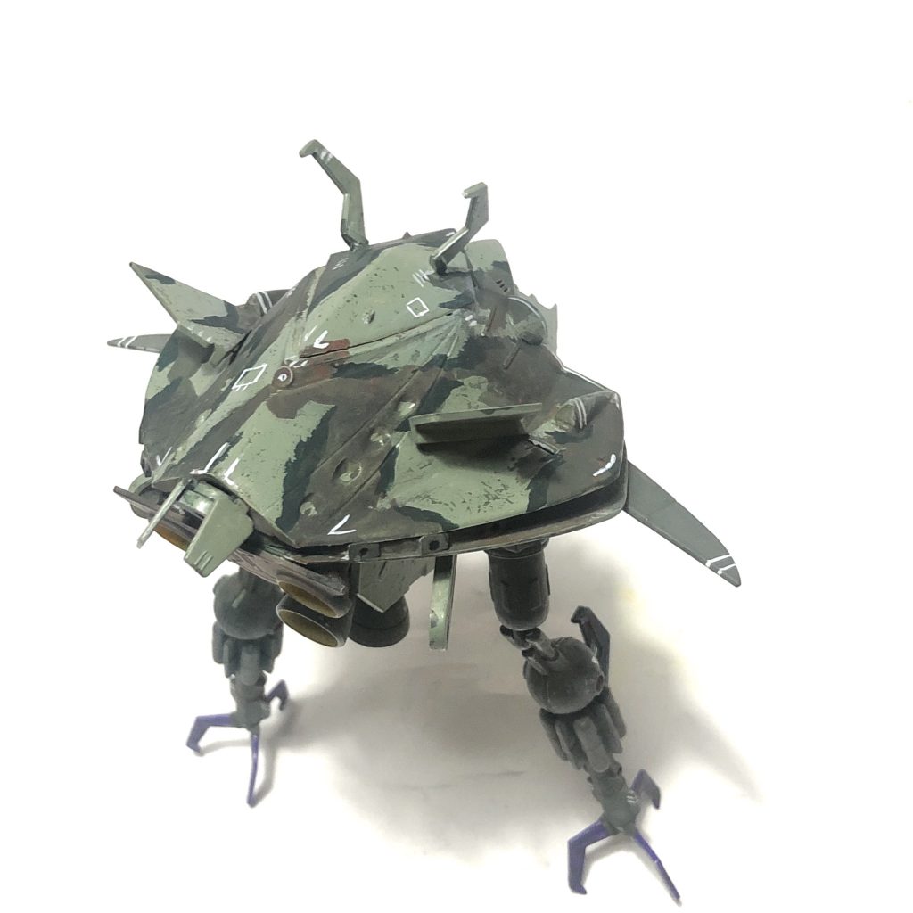 ななめ
近藤版ビグ・ザムを参考に迷彩仕様。
宇宙用なのに森林迷彩。
ちなみにちっさい白線四角はコックピット出入口のつもり。
ここから「やらせはせん!やらせはせんぞー!!」って出て来たのです。