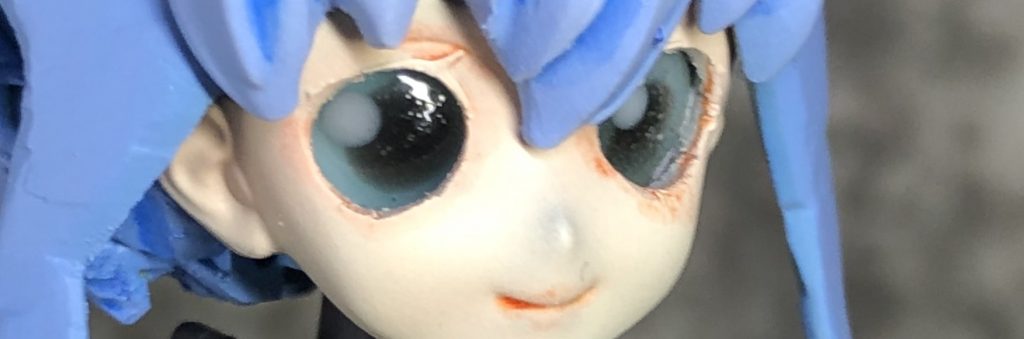 目はUVレジンによる自作です。