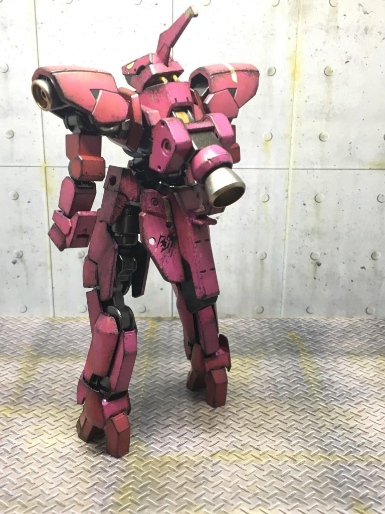 首元から少し見えるケーブルがオシャレポイント