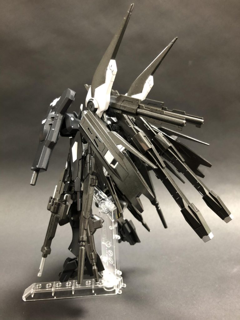 そしてこれが拠点防衛及び破壊仕様の装備。俗に言うフルアーマーアルテミス。まぁ仕様と言っても、基地にあるありったけの武器を身につけて孤軍奮闘するための苦し紛れの装備、みたいな脳内設定ですん。
フルアーマー化に際して、機動力の低下が問題になるが、それに伴い大型スラスターを4基装備しているため、ある程度改善されている。