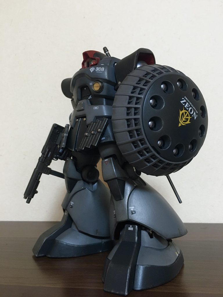 MMP-80マシンガン。
バズーカは一撃離脱の基地強襲用、マシンガンは対MS戦闘用、みたいな。
スカート内にネオジム磁石を仕込んでいるので、予備マガジンは着脱自在です。
胸部の拡散ビーム砲は、ハイキューパーツのHDプレートを土台にしています。
腹部のパネルは、食パンの袋に付いてるバッグクロージャーを切り出したもの。メタルビーズをリベットに見立てて埋め込んでいます。