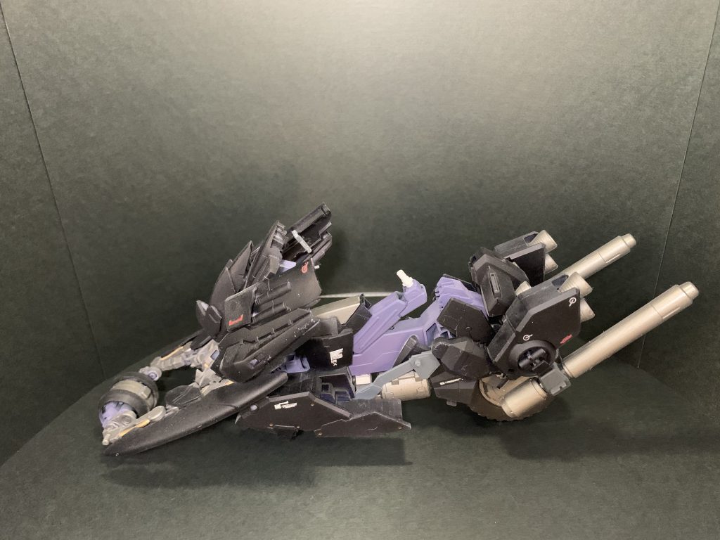 車両本体に搭載された推進剤を使用する事で搭載MSの推進剤を温存する事が出来る
また前後に装備された車輪で火星の様な悪路でも安定して走破する事ができる