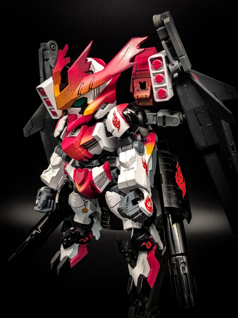 前作よりカラーリングにグラデーションを加えてより「炎」に見立てた仕上げにしてあります！
グラデーションは
エヴァイエロー⇒カーマイン⇒クリムゾン＋気休め程度にフラットブラックを吹いています。(≧▽≦)ゞ