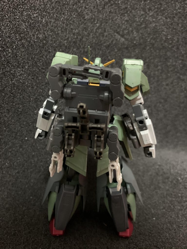 背中にはモビルワーカーを1機背負う事が出来ます。