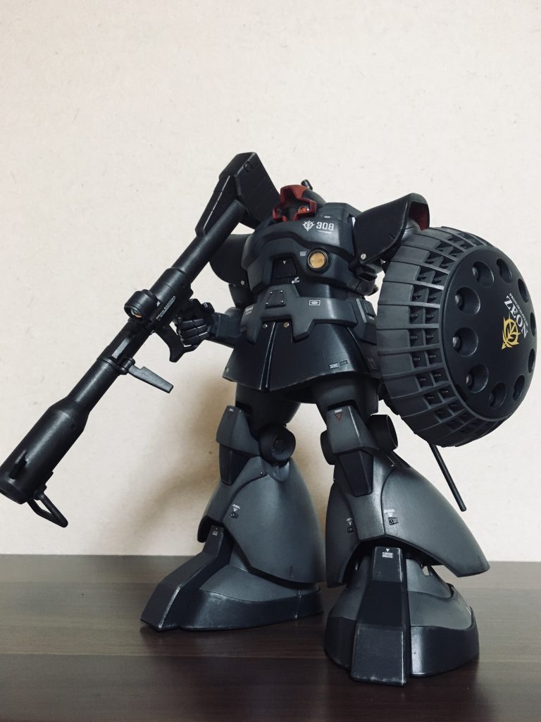 エースパイロット用の特別感とかワンオフ機っぽさとかは出さないよう、「ただのドム 」をいかに自分好みに造るかをテーマにしています。
ドムは高速移動するためにシールドを持たせることができず、その代わり重装甲になっているそうですが・・・ギャンのシールドが似合い過ぎる。
同じツィマット社製だから、相性がいいのでしょうね。