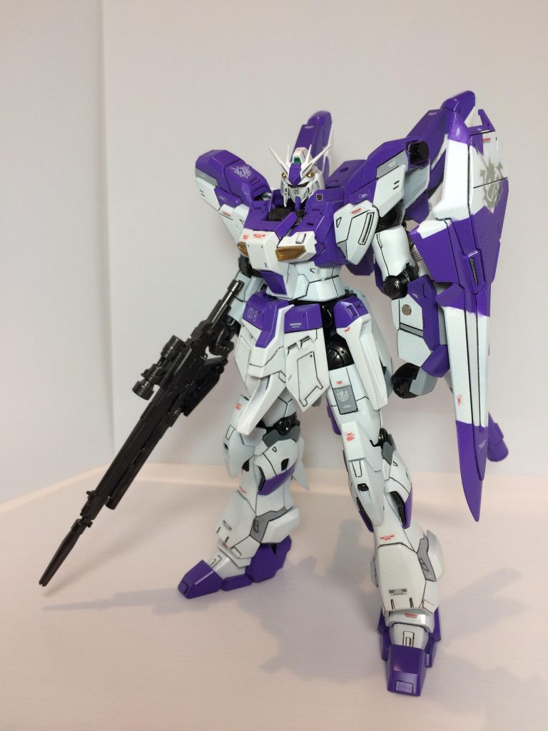 Hi-ν状態です。
白、紫はMGのHi-ν ver.Kaの配色に合わせました。シールドのみ、HGのHi-νの分割に合わせた塗り分けをしてます。
塗装は全てガンダムマーカーエアブラシシステムです!
白は成型色とニューホワイト、紫はパープル、金はレッドゴールド、関節やライフル等はメタリックブラックです。
グレーは元になったシナンジュスタインの成型色です。
スミ入れは水性ペンの黒です。
頭部のバルカンはメタルパーツを使いました。
シールドはネオジム磁石でくっつけてます。