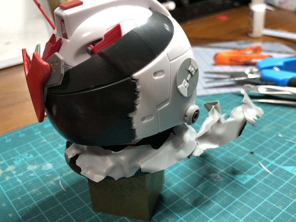 「ガンダムヘッドのフォルムがライダーに似てる」と言う思い付きから製作。
ジャンクパーツ、プラ板工作でそれっぽく作りました。
