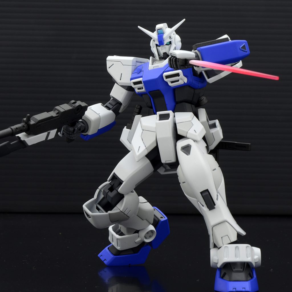 フェイス部は少し奥に接着し、目つきを悪くしました。