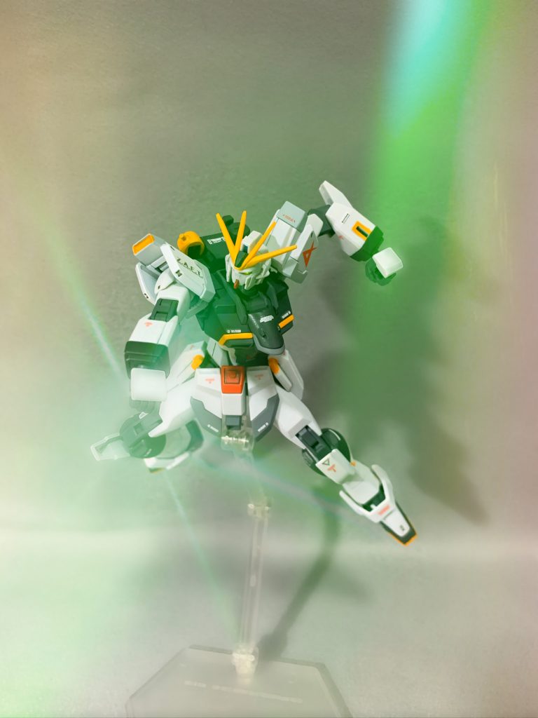 閲覧ありがとうございました(o_ _)o先週、逆シャアの4DXを観てから逆シャア機体が作りたくなり、積んであるRGνガンダムを作ろうかと思った。が、26日にフェイクニューウェポンズが発売されるとのことで、「これ使って別機体でνガン作ったら面白いかな〜」と思い製作しました。νガンだけじゃ寂しいのでもう一体SEED系のキット使って逆シャア機体作りたいですね…