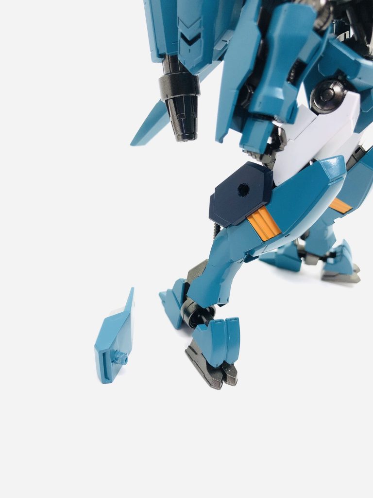 膝付近のスラスター改修部分。スラスターはカラミティの腰部分から流用して、膝に穴開けて取り付けました。