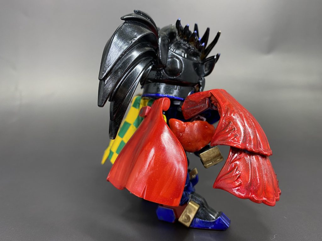 右マントは創傑ダブルオー。左マントは創傑デスティニー。後ろマントは魔竜剣士ゼロ。