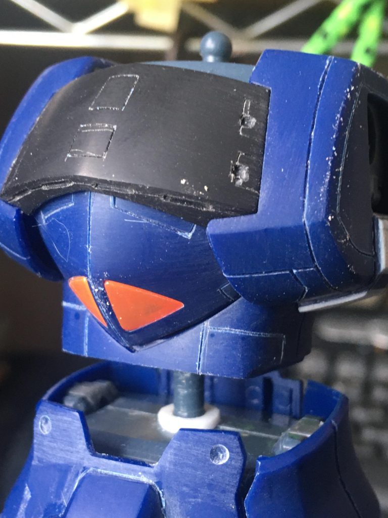 胸部と腹部スジボリ。コクピットのオレンジパーツも掘ってみるか…