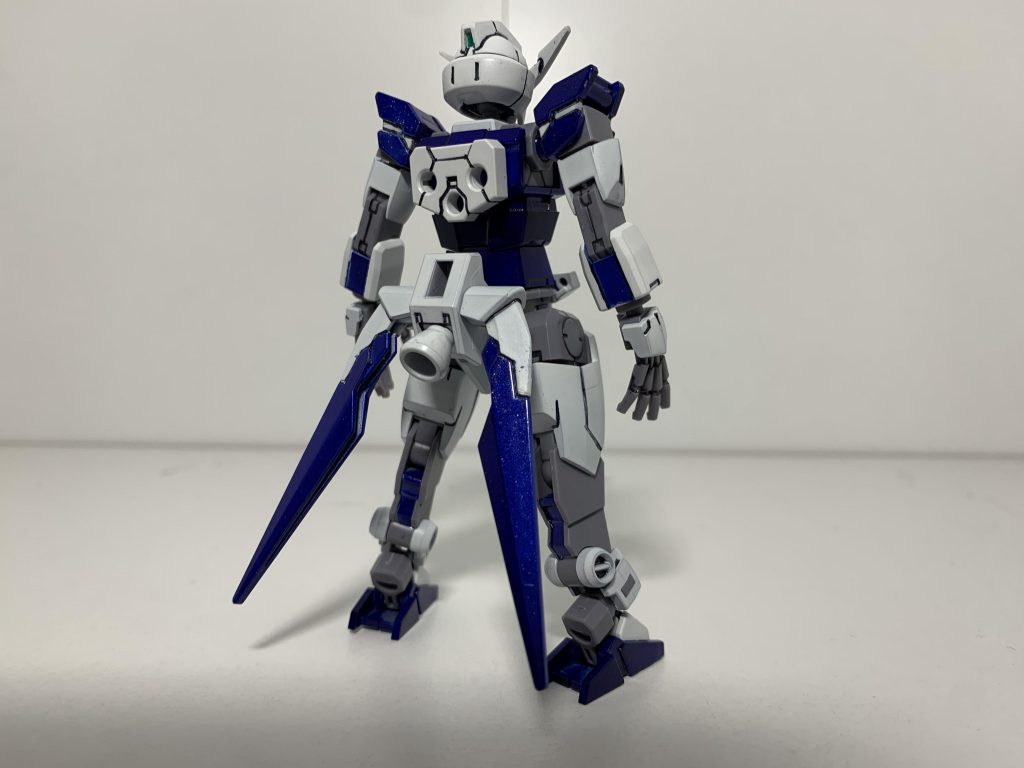 背面はスラスターとスタビライザーを腰部に持っていくことで、細身のスタイルを強調。