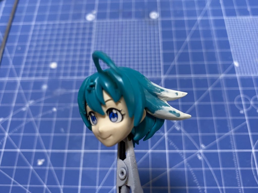 制作工程を少し。
主にパテを使ったハネ髪の延長、フェイスパーツも少し削って頬と唇の凹凸を控えめにしています。
こんな加工も初めてでしたが、色々な方の制作例を参考にさせて頂き、満足する形に仕上げられました。