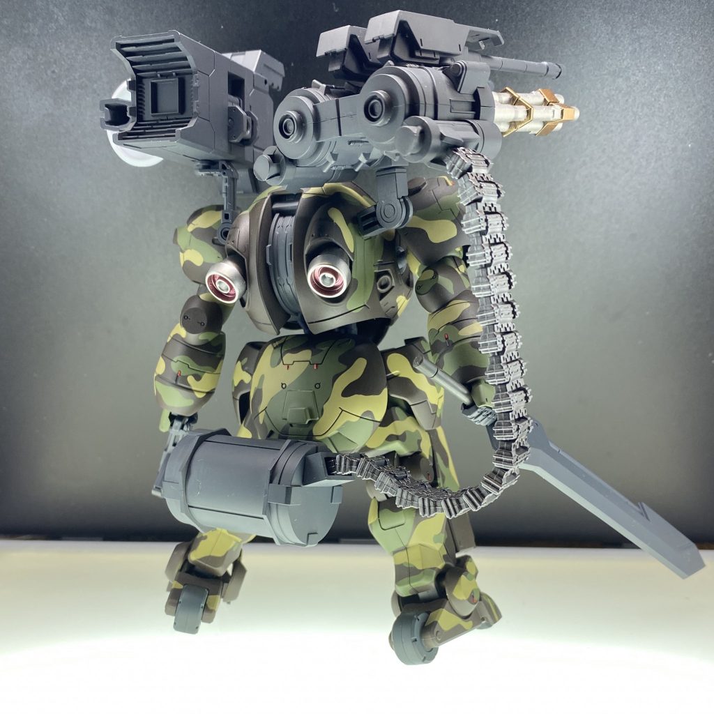 撃ち終わった火器類はどんどんパージしていく戦い方が基本です。重量による機動力低下対策で脚部にローラーを装備していますが、砂漠や湿地等足場の悪い所では性能を発揮できません。