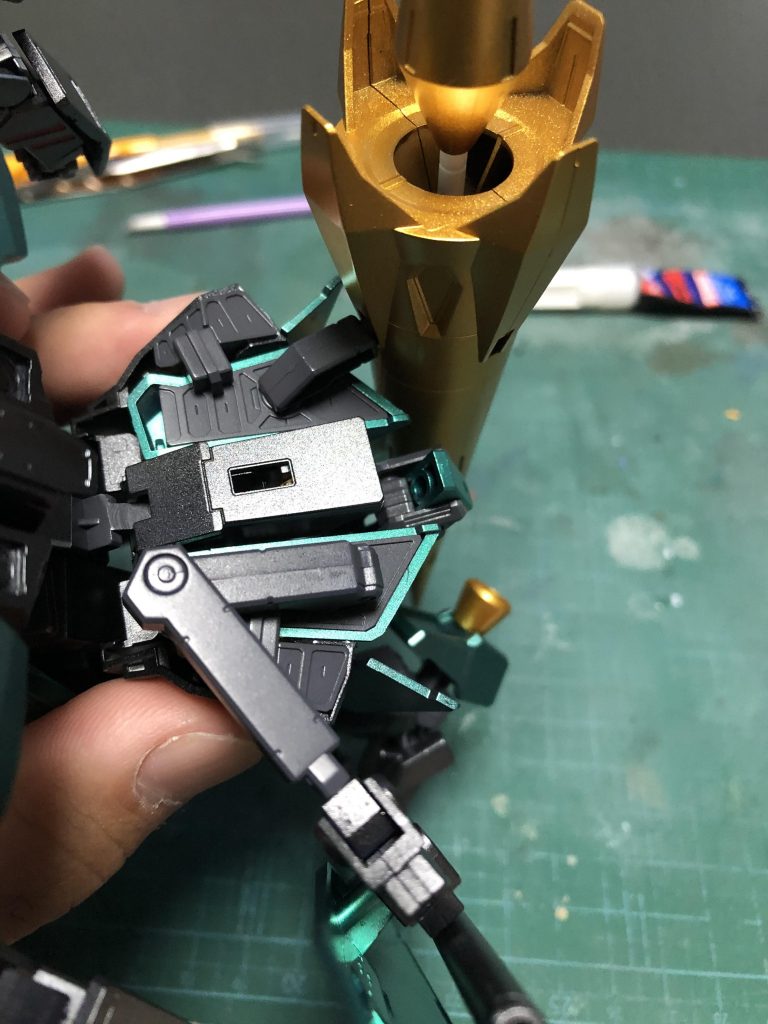 フライルーのバックスカートの裏に初めから空いていた穴にゼルドザームの武装をマウントしました。