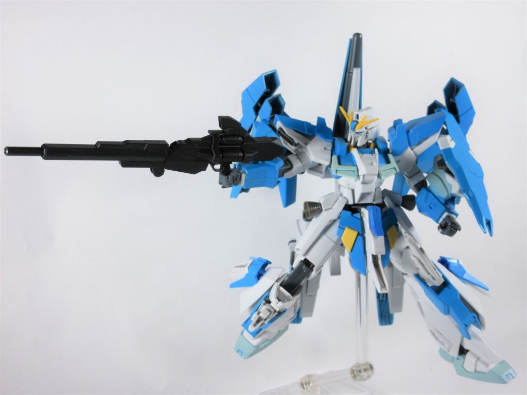 武装紹介
・ロングバレルビームライフル
バスターライフルなどをベースにミキシングしたライフル
カードリッジ製を採用しており本体のエネルギー消費なしで射撃可能で、威力は通常のライフルと同等の為バスターライフルよりも撃てる回数が増えている。
また銃身上部にスコープを追加したことから精密射撃にも対応しているが、近接戦闘では取り回しに難がある。
一応ビームサーベルも出せる。