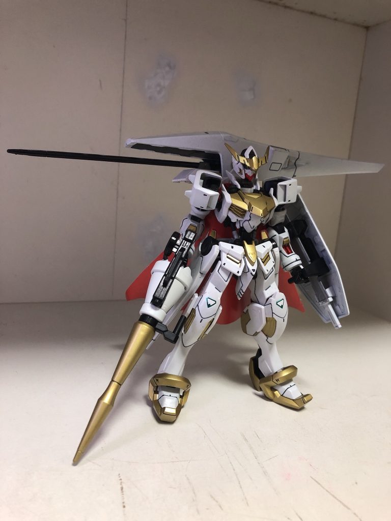 頭部、手首、フロントスカートがバルバトス、両腕と足首がキマリストルーパー、胴体、腰、両脚がバルバトスルプス、マントはアキレス(LBX)を使用し、光沢で仕上げてます。
今回は4~5年前に素組みしたガンプラを蘇らせることを目的として制作に至りました。