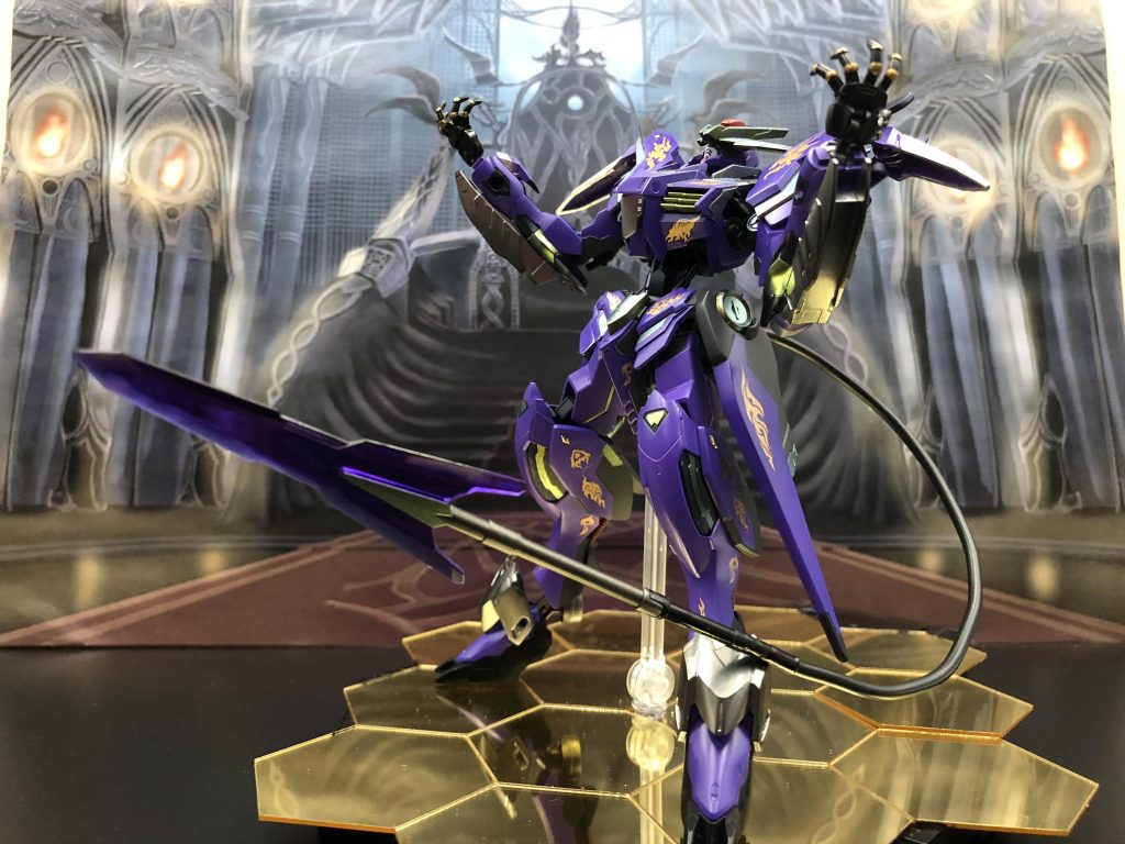 その時、
「ぐぅおおおおぉ〜〜っ!
はぁ、はぁ、はぁ……」
黒・デス「!?」
「…これが、新しい、力??
体の中から邪悪な黄金の力が湧き出る!」
魔王の体はキュベレイと融合する事により闇よに光る月の光「ルミナス」を取り込み、身体中にその力が溢れ出るようになった。