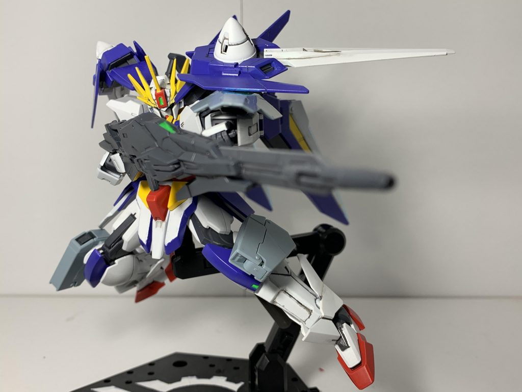 主兵装は超長距離狙撃用ＧＮビームライフル。腰部にマウントされた専用のライフル砲身をビームライフルに接続することで、驚異的な射撃範囲を叩き出す狙撃用のビームライフル。ただし粒子消費量が激しく、最大出力で連続発射するとバレルが焼き切れ、機体性能が低下するという欠点があります。 