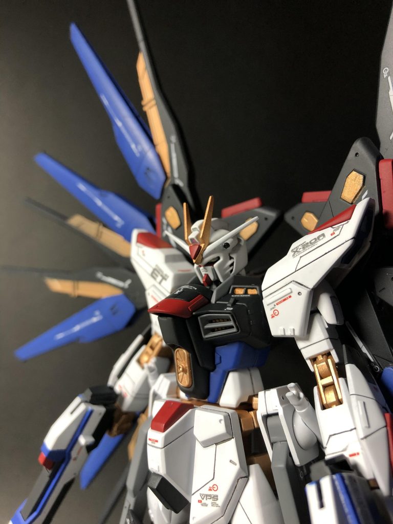 ツインアイや各センサー部分にはホログラムフィニッシュを貼っていますが…撮影が下手でキラリとしてくれませんでした。。