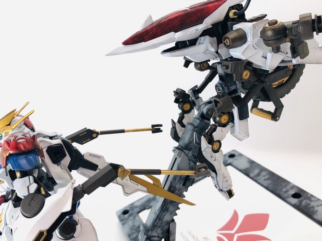 腕部換装システム
レクスのサブアームを巧みに利用し、ルプスからレクスのアームに素早く換装。
※画像では分かりやすく写すため、左右のウィングパーツを抜いてます。
