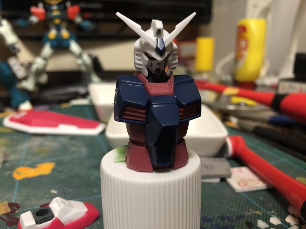 塗装はほぼ全てガンプラマーカーエアブラシ。ガンダムマーカーアドバンスセットのティターンズブルーとシャアピンク2がイメージピッタリに合ってくれました。