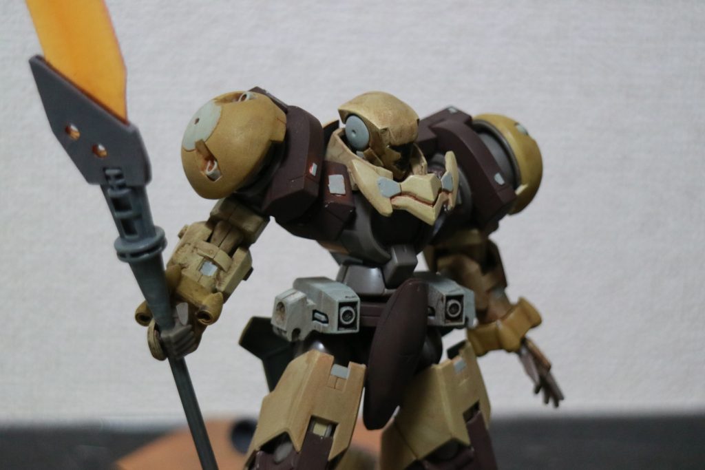 塗装レシピは、クレオスのベースホワイトで下地を吹いた後に
・クレオスラッカー ガルグレー
・同上 スカイ
・同上 デザートイエロー
・同上 レッドブラウンにグレー系塗料が混ざったもの(手持ちの塗料)
です。そのあとにリアルタッチマーカーと固形水彩絵の具にてスミ入れと簡単ウォッシングを済ませています。