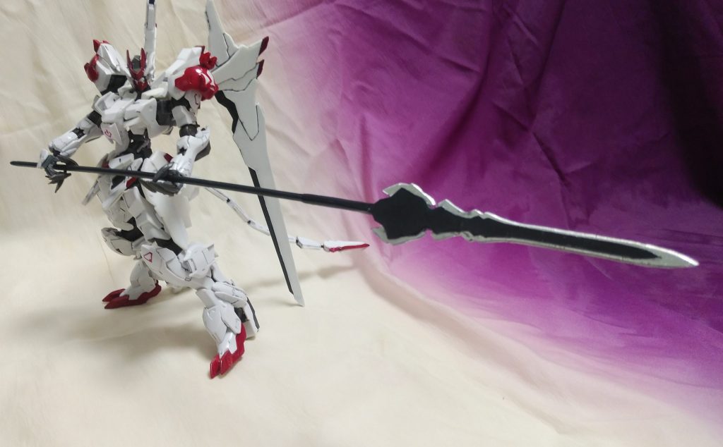 メイン武器は武将をイメージして長槍と長剣です。火星の荒野のように岩だらけで高い木々がない場所での白兵戦では有利だろうと考え、長物にしてみました。