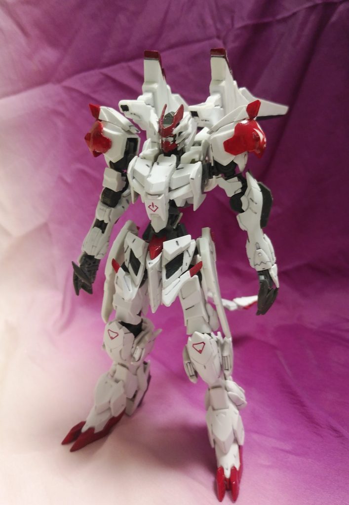 砲撃モードです。バックパックは主にブースターとして使用しますが、その上にはフラウロスのように大型砲がついています。