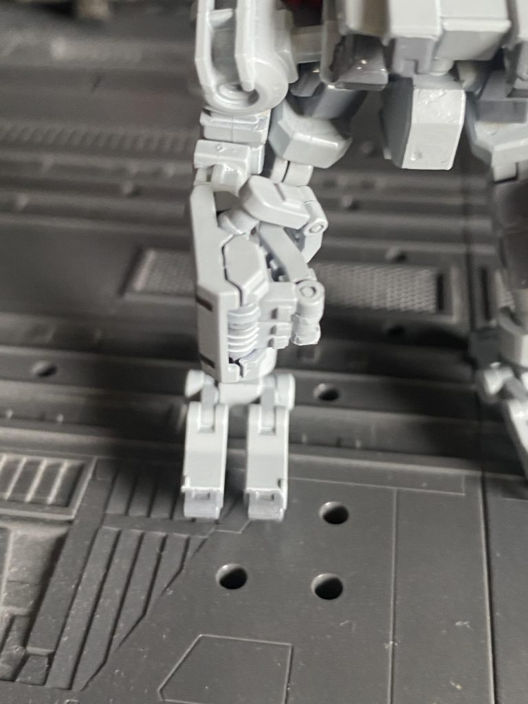 最大の改良点は指関節で関節部で切断、穴を開けプラ棒を挿し可動化しています。