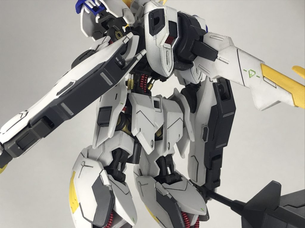 腰回りのシリンダー部分や、関節の部分を出来るだけ丁寧に塗り分けました。