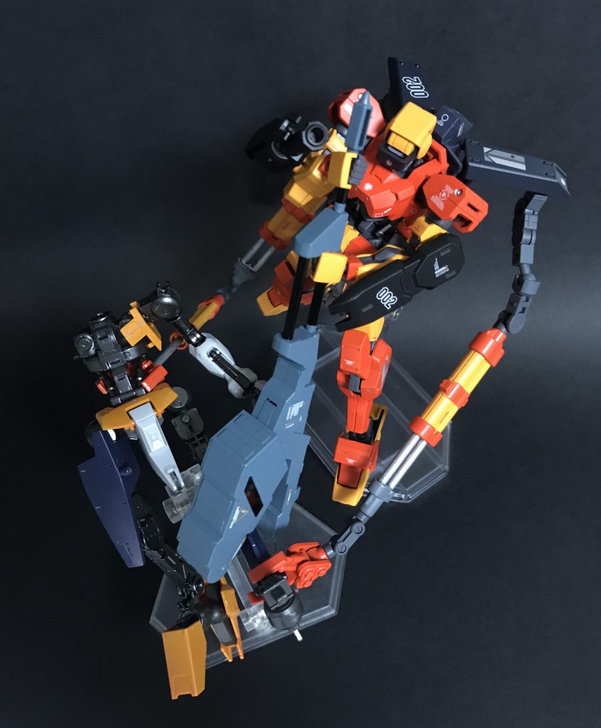 今回発見したのはヘキサ・フレームのユーゴー。厄災戦時、大量に投入された事から回収する機会の多いMSでもある。
サブアームで対象物を固定。レンチメイスで四肢を切断する様は、さながら肉食恐竜のよう…