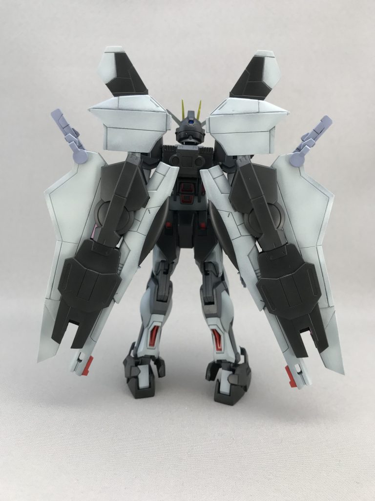 頭部はツノを切って削り再接着。耳のあたりをプラ板でノワールらしくしました。
足裏など肉抜きは埋めました。
ストライカーはボリュームが足りないので、もう1つシールドを足し、ジャンクを使ってそれらしくしました。ソードはネオジムで固定します。
ノワールストライカーは可動部が多いので、ジャンクの組み合わせに苦労しました。