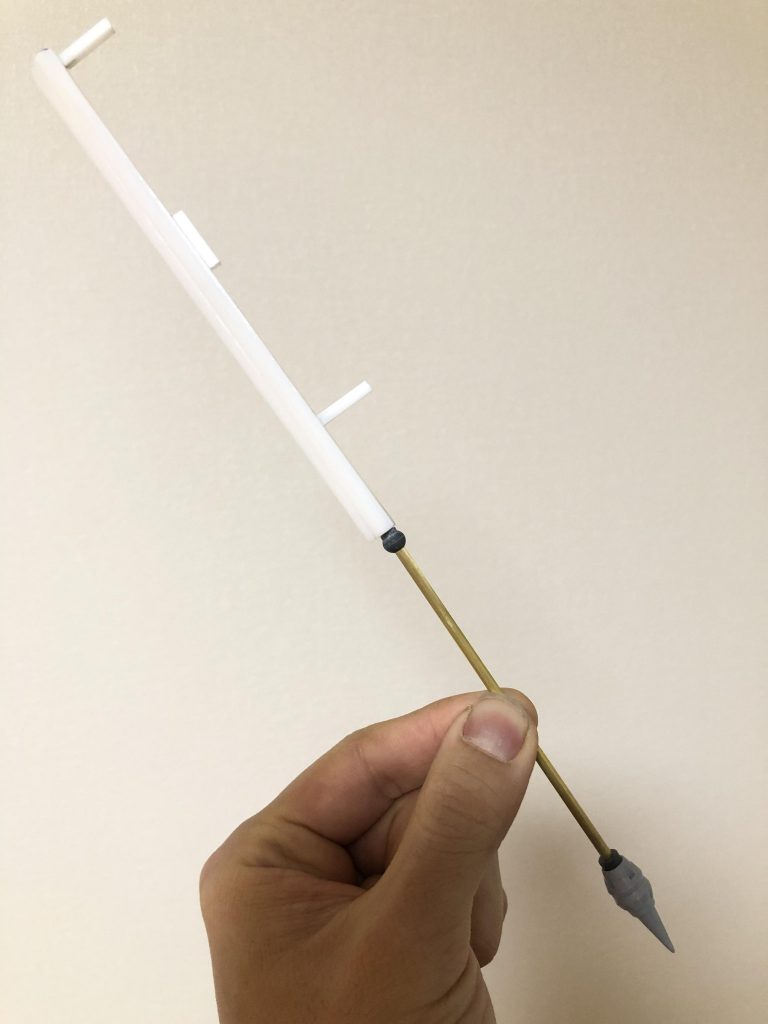 三角、四角、凹形のプラ棒をそれぞれ使いました。取手には真鍮線を使いました。