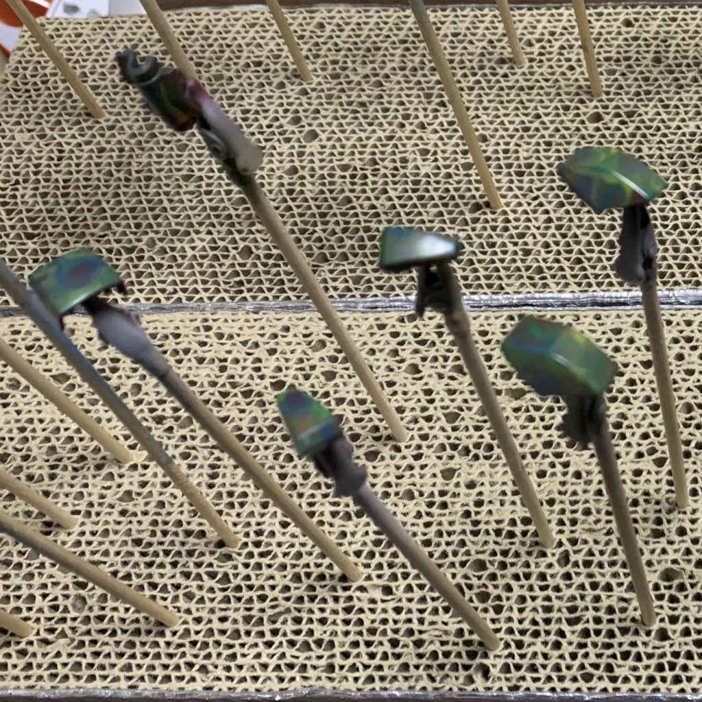 下地はエアブラシ
メカサフスーパーヘヴィ〜赤〜緑〜黄〜青
もうちょっとビビッドにしても良かったかもですね