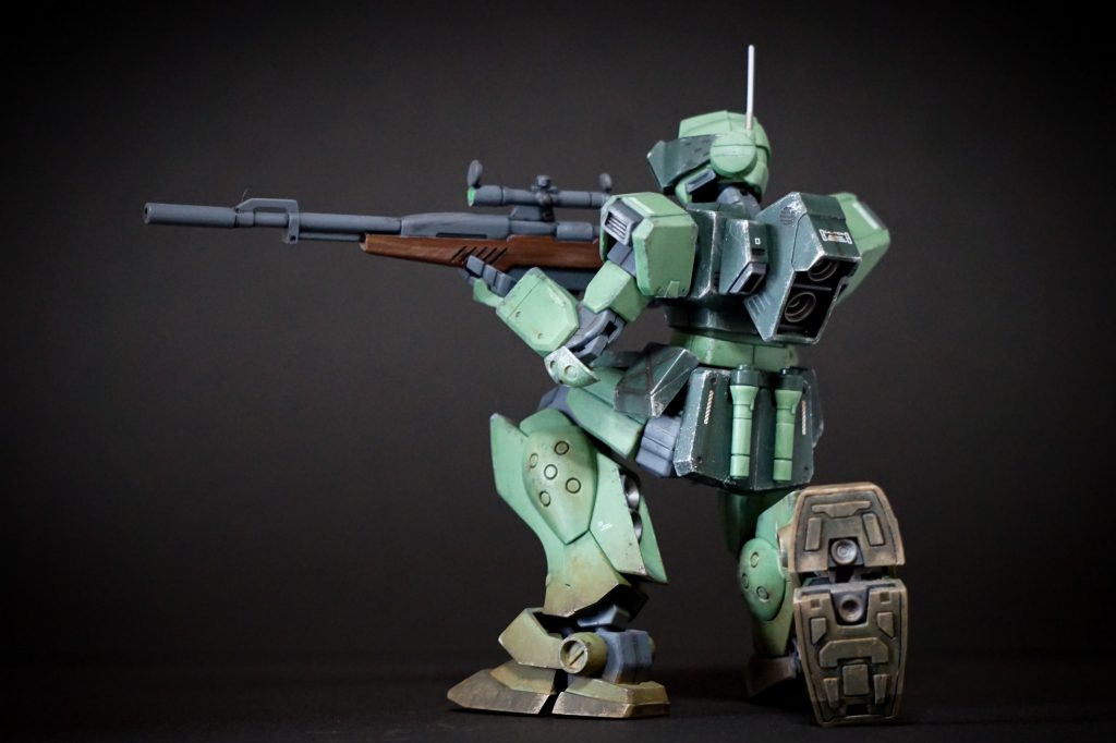 スコープを覗き込む姿勢が取れるよう、首の引き出し関節を新造しました。
足首の可動がスリッパ状で好みではなかったので、前後分割しています。