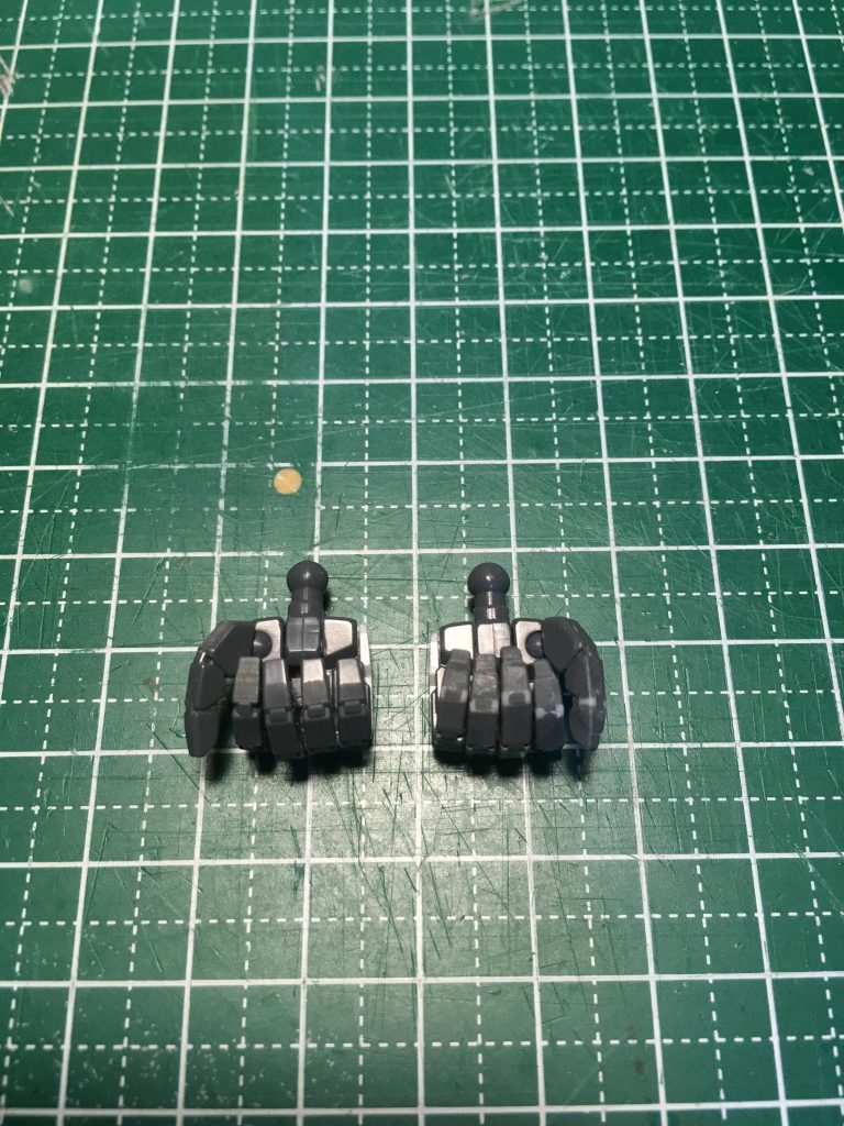 指先はキットのものを超硬スクレーパーで削り、段落ちにしました。第一関節外側は瞬着パテで埋めています。