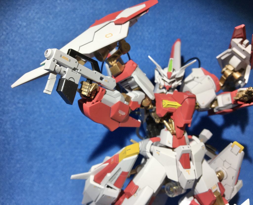 グレイズライフルは、取り回しのし易いショートバレルを2丁装備させ、リロードの簡易化を考え本体下部へと変更。