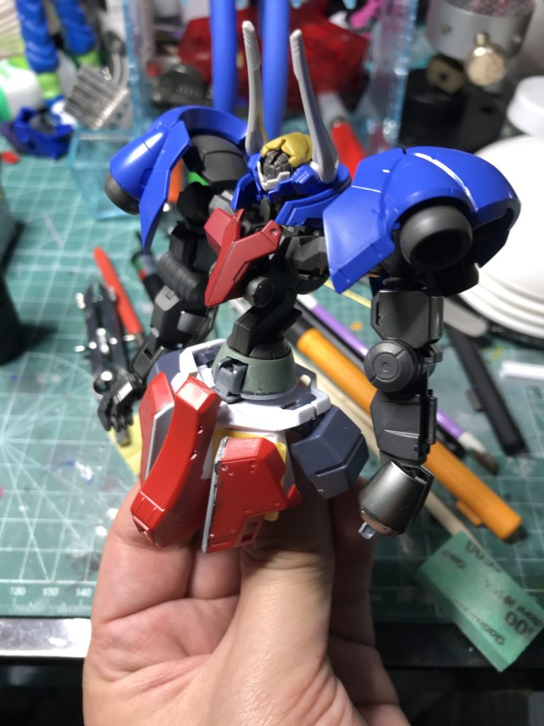 腰の接続は悩みどころでしたが、延長も兼ねてストライカージンクスのパーツ(GNドライブ基部)を流用しています。