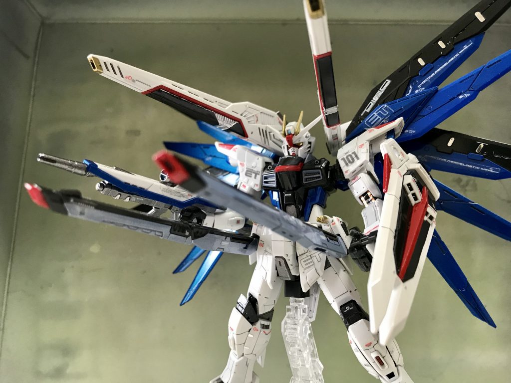 これも「フルバーストモード」と呼ぶことを最近知りました。個人的に「無敵モード」と呼んでいました（笑）

「M100 バラエーナ・プラズマ収束ビーム砲」「MMI-M15 クスィフィアス・レール砲」「MA-M20 ルプス・ビームライフル」「MA-M01 ラケルタ・ビームサーベル」「MMI-GAU2 ピクゥス・76mm近接防御用機関砲」「ラミネート・アンチビームシールド」と、武装の名前が難しくておぼえられません…。