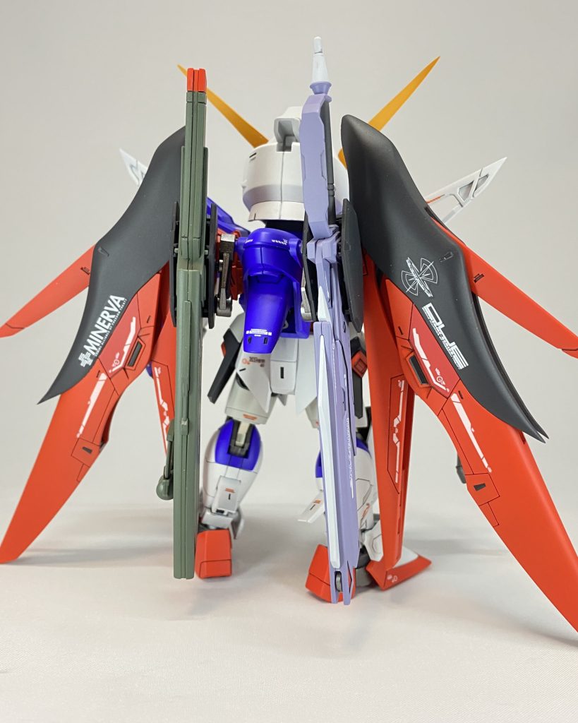 頭部のみSDEX、残り全てHGCEを使用しました。HGCEの可動をほぼ残しているため、SD体型とダイナミックなポージングを両立させることができました。