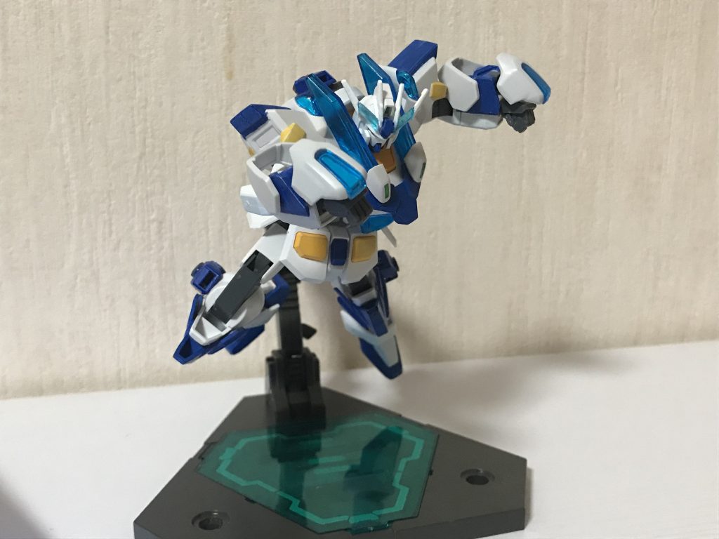 腕部のアーマーをスライドさせることで近接戦を強化出来ます。