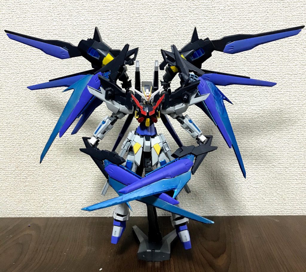 まずは追加武装のこの剣。前回の冒頭の画像で肩に付けてたあの武装ですね。一本修復できたのでようやくこの機体に装備させることができました…!
(刃の部分の傷は幾多のMS達と対峙してできた傷ということで…笑)