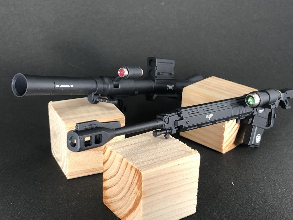 スコープには、ライフルとバズーカで色の違うレンズを使用しています。