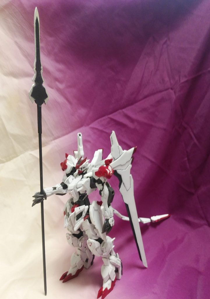 【設定】-制作コンセプト-
独立運動が盛んになり自治政府が誕生した火星、正規軍は義勇兵を募り戦力の増強を図っていた。義勇軍に参加した主人公は様々な場所で集めたパーツでMSを組み上げる。これらのパーツは過去に火星を地球の支配下から解放しようと戦ったとある武装集団のものと言われている。肩部装甲の意匠はその武装集団の団章であったと思われる。これをそのまま義勇小隊の隊章に採用し、小隊名も火星義勇軍第8独立義勇小隊「鉄華隊」とした。