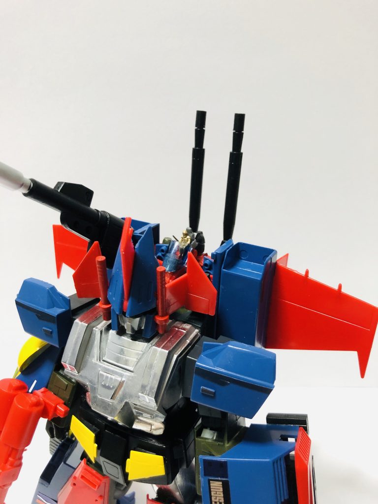 背中に収納したロボにはコクピットがあります。金色のパイロットが乗っています