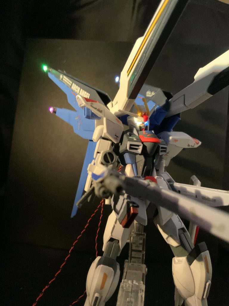 左目が黄色で右目が青になってます
電力は電池ではなくUSBからです