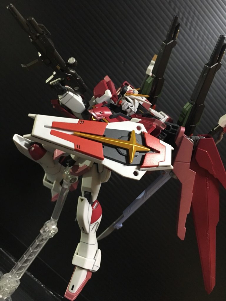 本体はシールドのジョイントを利用して腕部装甲を追加したので外せばシールドを取り付けられます。